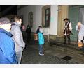 Bild: jzk
Vor dem Asyl in der Trautenbergstraße traten Hans Rösch als Christof Adam von Trautenberg (Zweiter von rechts) und Heiner Dworzak (rechts) als getreuer Bruder Josef auf.