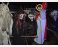 Bild: jr
Die „Grölldeifl“ und der Nikolaus waren am Montag in Neudorf beliebte Fotomotive.