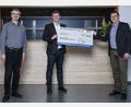 Bild: Bernd Schönfelder/exb
Pfarrer Martin Besold (von links), IGZ-Geschäftsführer Christian Mattes und Pfarrgemeinderats-Sprecher Holger Popp bei der Spendenübergabe mit dem Scheck in Höhe von 5000 Euro.