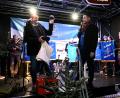 Bild: usc
Die Moderatoren Andreas Diehl (links) und Stefan Fuchs (rechts) boten den zahlreichen Marktbesuchern bei der Christbaumversteigerung einen unterhaltsamen Nachmittag