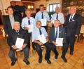 Bild: whü
BSB-Kreisvorsitzender Klaus-Dieter Nitzsche (rechts) und Bürgermeister Christian Porsch zeichneten Manfred Kauper, Rainer Schneider, Hans Bscherer (hinten von links), Günter Vogel, Hans Zobel und Manfred Bauer (vorne von links) für ihr jahrzehntelange Treue und hervorragende Verdienste um die Kameradschaft in verantwortlichen Funktionen aus.