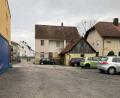 Bild: tat
Wenn die beiden mittigen Gebäude abgerissen sind, soll neben dem Hahnbacher Feuerwehrgebäude ein besser zugängliches Parkareal mit getrennter Ein- und Ausfahrt entstehen. Elf neue Kurzzeitparkplätze und weitere Parkflächen zur längeren Nutzung sind in Planung.