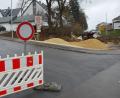 Bild: gsp
Ab Montag, 12. Dezember, kommen die Schilder weg, die Sperrung der Gümbelstraße wird aufgehoben, erklärt Josef Trettenbach vom Tiefbauamt Amberg.