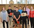 Bild: dob
Die Tischtennisspieler der Lobkowitz-Realschule gewannen den Kreisentscheid. Kreisobfrau Nikola Wolfrath aus Vohenstrauß (rechts) und Lehrerin Carolin Plödt aus Neustadt/WN (links) gratulierten den Siegern.