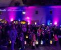 Bild: Stefanie Gradl
Mit einem Laternenzug zur Burg eröffneten die Kindergartenkinder den Weihnachtsmarkt.