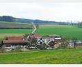 Bild: hm
Blick auf den Pfreimder Ortsteil Döllnitz. In einem Beitrag in der neuesten Ausgabe des "Stadtturm" rückt ein über 100 Jahre andauernder Streit zwischen Döllnitzer Bauern und der Pfarrei Pfreimd in den Fokus.