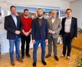 Bild: Stadt Schwandorf/exb
Johannes Stapf (Mitte) wurde als neuer Klimaschutzmanager der Stadt im Rathaus begrüßt.