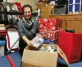 Bild: Portner
Cornelia Eckl nimmt in ihrer Schneiderei in Zeinried Hilfspakete für die Aktion „Johanniter Weihnachtstrucker 2022“ an. Natürlich packt sie auch selber ein Päckchen ein.