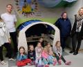 Bild: le
Freude bei den Kindern und Freude bei der Kindergartenleitung über das neue Spielhäuschen. Stehend, von links: Svenja Horn, Sebastian Reil, Alexandra Gailitzdörfer und Katja Kreuzer.