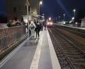 Bild: Bundespolizei/exb
Eine gefährliche Situation: Schulkinder stehen am Bahnsteig des Bahnhofs Schwarzenfeld, während ein Zug durchfährt.