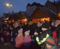 Bild: bö
Dicht gedrängt zwischen Rathaus und Budenstraße standen die Besucher des Hohenburger Weihnachtsmarktes bei Bratwurstsemmeln, Glühwein und Tee zusammen.