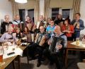 Bild: jzk
Sehr zur Freude der vielen Volksmusikfreunde spielte ein klangvolles Harmonikaorchester beim Musikantenstammtisch in Kemnath bekannte und beliebte Volksmusikstücke.