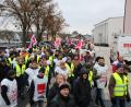 Bild: sne
Über 550 Demo-Teilnehmer ziehen von Lagerwache 3 entlang der Neuen Amberger und Schulstraße zum Jugendheim. Für sie ist das Angebot der Arbeitgeberseite indiskutabel.