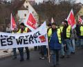 Bild: bö
"Wir sind es wert!" - unter diesem Leitspruch demonstrierten etwa 100 Zivilbeschäftigte für eine bessere Bezahlung, nachdem die erste Verhandlungsrunde gescheitert war.