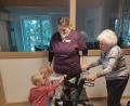 Bild: wrm
Wie funktioniert eigentlich so ein Rollator? Die Krippenkinder der Kinderoase St. Emmeram besuchten die Senioren in der ARV-Tagespflege.