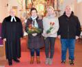 Bild: wku
Pfarrer Ahnert (links) verabschiedete die bisherige Kirchenpflegerin Else Meier (Zweite von links) und hieß deren Nachfolgerin Karin Hiltel willkommen. Andreas Luber wurde zum neuen Kirchenvorsteher gewählt.