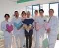 Bild: Klinikum Fichtelgebirge/exb
Petra Ernstberger überreicht 72 Herzkissen an das das Brustzentrum am Klinikum Fichtelgebirge. (v.l.n.r.: Shoghik Janoyan, Radu Dragan, Anita Grillmeier, Petra Ernstberger, Kathrin Schwientek, Nathalie Jedjud, Patricia Heinl)