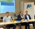 Bild: Jonas Strasser/exb
Im Gespräch mit Generalsekretär Martin Huber (Mitte) forderten die Jungpolitiker um den Bezirksvorsitzenden Matthias Meier (rechts) und Geschäftsführer Johannes Bawidamann (links), die Eigenverantwortung der Bürger zu stärken.