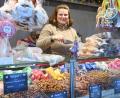 Bild: Gabi Schönberger
Hanna Margrafs Familie betreibt seit vielen Jahren Buden in der ganzen Region. Sie freut sich, dass nach zwei Jahren Pause der Christkindlmarkt wieder stattfindet.