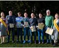 Bild: .Bienenzuchtverein Sulzbach/exb
Honigkönigin Victoria (links) und Honigprinzessin Linda (rechts) freuen sich mit den mit Medaillen ausgezeichneten Mitgliedern des Bienenzuchtvereins Sulzbach-Rosenberg.