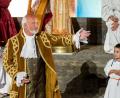 Archivbild: zim
Ausdrucksstark, hingebungsvoll und mit der angemessenen Portion Witz für die Rolle verkörperte Günter Pistor beim „Brandner Kaspar“ auf der Oberviechtacher Kirchentreppe und im Neunburger Burghof den Heiligen Basilius.