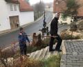 Bild: wro
Das Abtragen kann man nur noch in Falkenberg erleben. Im Vordergrund tragen Martin Lauterbach aus Tirschenreuth und Florian Hauner aus Schierling, ein Freund der Familie Gibhardt, die Würze in den Gärraum von Hausbrauer Johannes Bauernfeind. Dahinter ist der neue Zoiglbrunnen, der seit kurzem diesen Brauch am Marktplatz symbolisiert, zu sehen.