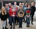 Bild: bsc
Die Hauptgewinnerinnen des Nussschießens waren (vorne, von rechts) Erika Heider (Sachpreise), Heike Wildenauer (Nikolausscheibe) und Edeltraud Kaßeckert (Rudi-Höcht-Wanderpokal). Ihnen und den Nächstplatzierten gratulierte Vorsitzender Wolfgang Schlicht (Zweiter von links).