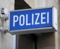 Symbolbild: Jan Woitas
Das Schild "Polizei" an einem Polizeirevier.