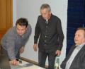 Bild: sm
Landschaftsplaner Klaus-Dieter Fels (Mitte) und Matthias Rembold (links) vom Büro RF-Ingenieurberatung aus Nabburg informierten Bürgermeister Gerhard Kellner (rechts) und den Gemeinderat über ein Solarparkkonzept fürs Haberland.