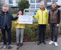 Bild:  Klinikum/Dietl/exb
Aus den Händen von Markus Jokiel (links) und Thorsten Jokiel (rechts) nahmen Flika-Vorsitzende Margit Meier und Flika-Kassier Oskar Schmidt den Spendenscheck entgegen.