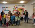 Bild: fvo
Voller Tatendrang warten die Mädchen und Buben der ersten Klasse der Waldthurner Grundschule, bis sie die gespendeten Lebensmittel an die Tafelmitarbeiterinnen übergeben können.