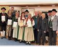 Bild: Stephanie Niebauer/exb
Die Geehrten (von links) Markus Kasparides, Doris Söllner, Lisa Wilhelm, Christine Obermeier, Xaver Obendorfer, Erika Kasparides, Heinz Heller, Berthold Zechmann und Kunibert Kasparides sind auf dem Bild zu sehen, ebenso Zweite Bürgermeisterin Gaby Wittleben, Gebietsvertreter Wolfgang Bittner und Marktrat Wolfgang Prebeck).