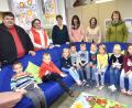 Bild: no
Bürgermeister Dieter Dehling, Rektorin Gabi Pirner (Dritte von links) und Schulverbands-Vorsitzende Brigitte Bachmann (rechts) schauten bei der Mittagsbetreuung der Grundschule Illschwang vorbei. Um die Kinder kümmern sich Alexandra Koppmeier (Zweite von links), Sonja Donhauser (Dritte von links) und als Leiterin Isabella Riederer, Freifrau von Paar (Zweite von rechts).