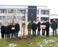 Bild: egl
Am neuen Gesundheitsamt in Amberg pflanzte der Ausschuss der Kreisjugendfeuerwehr Amberg-Sulzbach zusammen mit Landrat Richard Reisinger einen Baum. Die Sparkasse Amberg-Sulzbach übergab dabei eine Spende von 1500 Euro.