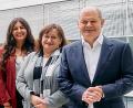 Bild: Michael Romacker/exb
Anna Braun traf während ihres Praktikums bei MdB Marianne Schieder auch Bundeskanzler Olaf Scholz (von links).