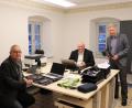 Bild: flt
Ralf Back und Reinald Roderer (von links) haben Anfang Oktober ihr Büro im neuen Generationentreff in Plößberg bezogen. Mit Bürgermeister Lothar Müller erklärten die beiden, welche Aufgaben die Quartiersmanager in der Gemeinde Plößberg erwartet.