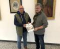 Bild: wro
Der neue Heimatkalender ist fertig und kann ab sofort gekauft werden. Das erste Exemplar überreichte Gestalter Erich Schraml (links) an Bürgermeister Wolfgang Braun.