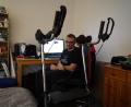 Bild: kaz
René Kretzschmar an seinem mobilen Arbeitsplatz. Diesen hat er sich in seinem Schlafzimmer eingerichtet. Immer in der Nähe: der Rollator.