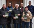 Bild: Margit Reichl/exb
Josef Drechsler stellt sein Heimatbuch vor. Im Bild (hinten von links) Kaplan Johannes Spindler, Kirchenpfleger Peter Spindler, Kirchenverwaltungsmitglied Hans Fischer, (vorne von links) Pfarrer Theo Schmucker, Autor Josef Drexler und Zweite Bürgermeisterin Margit Reichl.