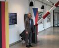 Bild: gjb
Plesnás Bürgermeister Petr Schaller am Eingang der Ausstellung.