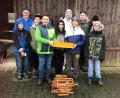 Bild: ph
Stolz präsentieren die Schüler der AG Bienen das geerntete Wachs.