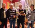 Bild: gz
Vorsitzender Josef Kleber und Pokalspender Franz Berger gratulieren Vereinsmeister Martin Forster und dem Drittplatzierten Matthias Riedl (2. Vorstand). Nicht im Bild ist Vizemeister Patrick Riedl.