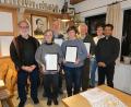 Bild: bsc
Die Vorsitzenden der Kolpingfamilie Friedenfels, Reiner Gärtner (links) und Barbara Kaßeckert (Zweite von rechts), sowie Präses Pfarrer Joseph (rechts) dankten (von links) Karin Schultes, Bernhard Schultes, Agnes Kreuzer und Alois Dornhäuser für die langjährige Treue.