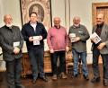 Bild: lg
Bei der Buchvorstellung des „Oberpfälzer Heimatspiegel“ 2023: (von links) Peter Pauly, Bezirksheimatpfleger Tobias Appl, Verleger Eckhard Bodner, Alfred Wolfsteiner und Georg Lang.