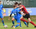 Bild: Büttner, Gerhard
Nico Argauer (rotes Trikot) nimmt es auch schon mal mit zwei Gegenspielern auf. Entgegen anderslautender Gerüchte bleibt der Torjäger dem Bezirksliga-Titelfavoriten SC Luhe-Wildenau in jedem Fall bis zum Saisonende erhalten.