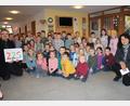 Bild: fks
Rita Kunz (rechts) und Pfarrer Martin Besold (links) nahmen am Nikolausfest eine Spende der Kindergartenkinder, des Teams und des Elternbeirats entgegen. Der Erlös des Martinsfestes wurde traditionell mit einer sozialen Einrichtung geteilt.