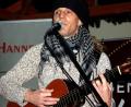 Bild: R. Kreuzer
Hannes Wölfel singt auf dem Christkindlmarkt.