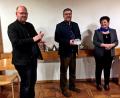 Bild: R. Kreuzer
Der Frauenbund St. Konrad um zweite Vorsitzende Anita Hösl (rechts) spendet an Martin Kneidl (Mitte) im Beisein von Dekan Johannes Lukas.