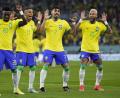 Bild: Manu Fernandez/dpa
Brasiliens Neymar (von rechts) zelebriert einen Torjubel mit Lucas Paqueta, Raphinha und Vinicius Junior.