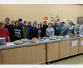 Bild: Mittelschule Mitterteich/exb
Ein Thanksgiving-Büfett hatten Achtklässler der Mittelschule Mitterteich mit ihrer Lehrerin Conny Rieß (Siebte von links) und Sonja Foxworthy (Achte von rechts) zubereitet. Sie freuten sich mit ihren Gästen auf das gemeinsame Essen. Mit im Bild (von rechts) Rektorin Gisela Kastner, Monika Haberkorn, Angelika Hecht, Hubert Seidel, Maria Triebe und Waltraud Weber.